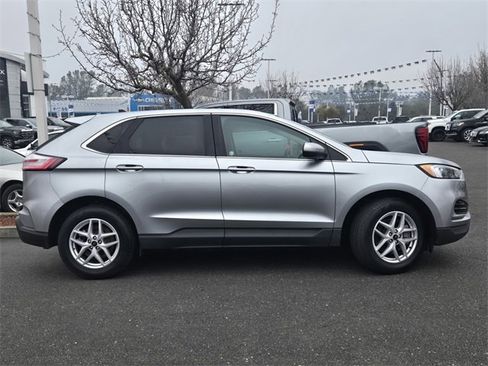 Used 2024 Ford Edge SEL image 3