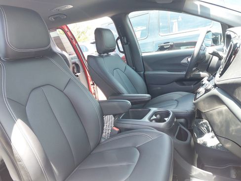 New 2026 Chrysler Pacifica Select FWD image 10