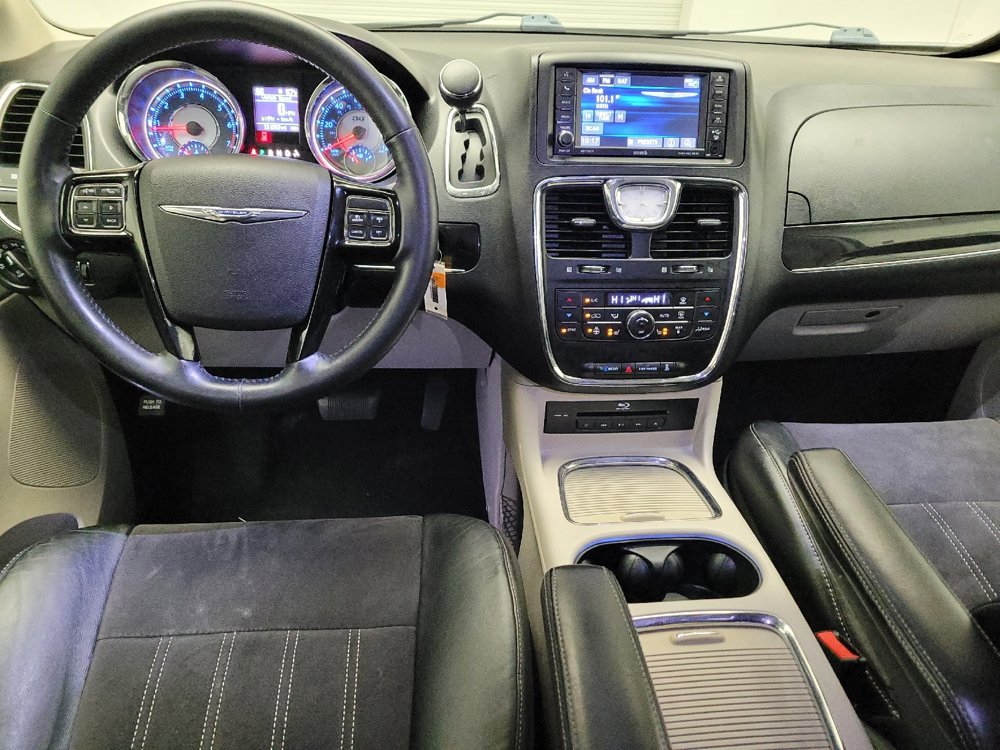 Used 2014 Chrysler Town & Country Touring-L FWD image 22
