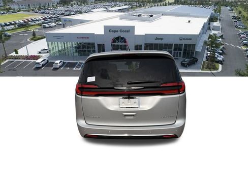 New 2026 Chrysler Pacifica Limited image 5