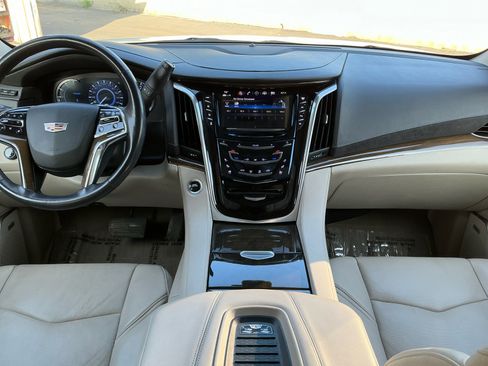 Used 2020 Cadillac Escalade ESV Premium Luxury image 16