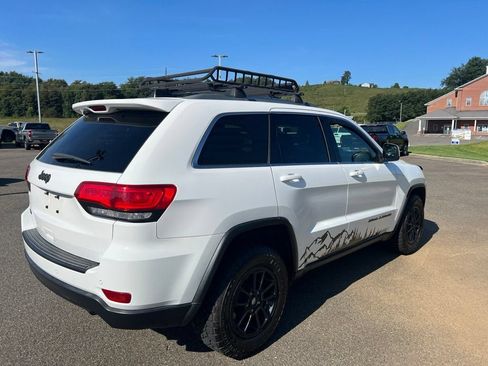 Used 2018 Jeep Grand Cherokee Laredo AWD/4WD image 5