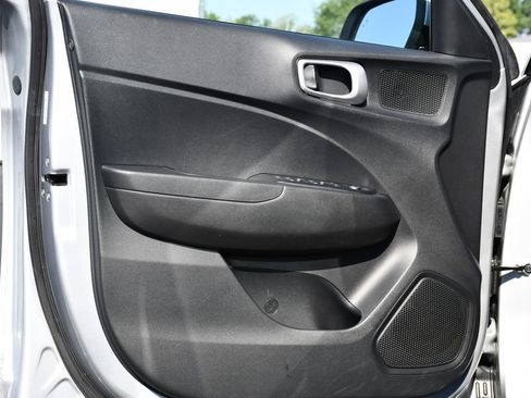Used 2022 Hyundai Venue SEL FWD image 13