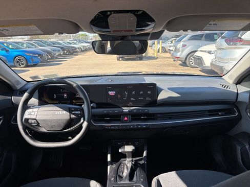 Used 2025 Kia K4 LXS image 32