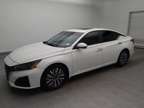 Used 2024 Nissan Altima 2.5 SV w/ SV Premium Package FWD image 2