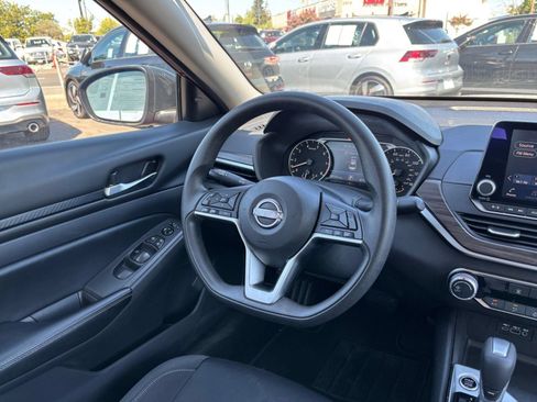 Used 2025 Nissan Altima 2.5 SV FWD image 34