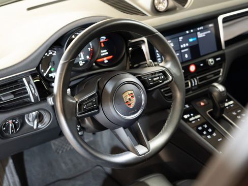 Certified 2024 Porsche Macan AWD/4WD image 17