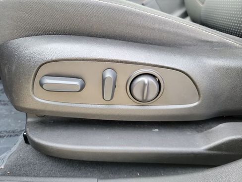 Certified 2022 GMC Acadia SLE w/ Driver Convenience Package image 16