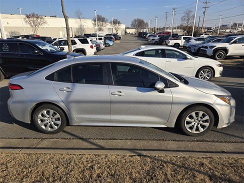 Used 2024 Toyota Corolla LE image 2