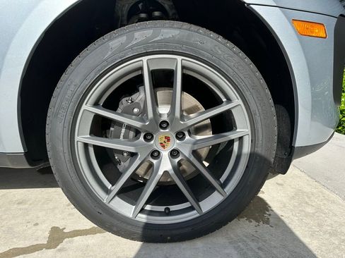 Certified 2025 Porsche Macan image 38