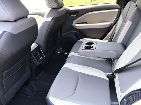 Used 2025 Subaru Forester Limited w/ Popular Package image 21