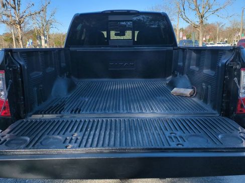 Used 2018 Nissan Titan SV w/ SV Convenience Package image 12