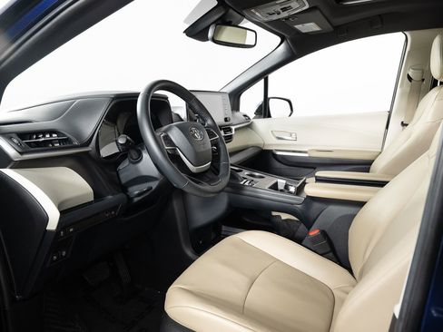 Used 2022 Toyota Sienna XLE image 13