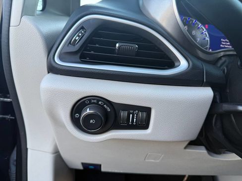 Used 2023 Chrysler Pacifica Touring-L image 24