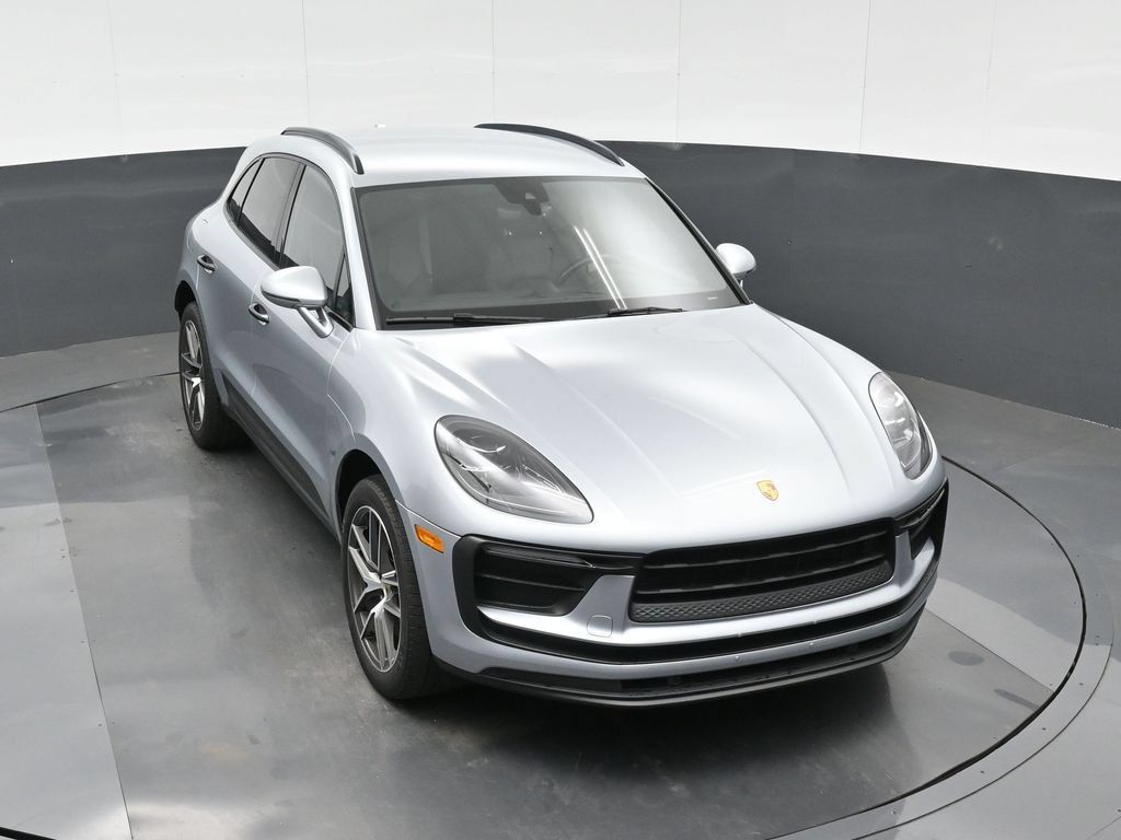 Certified 2022 Porsche Macan AWD/4WD image 32