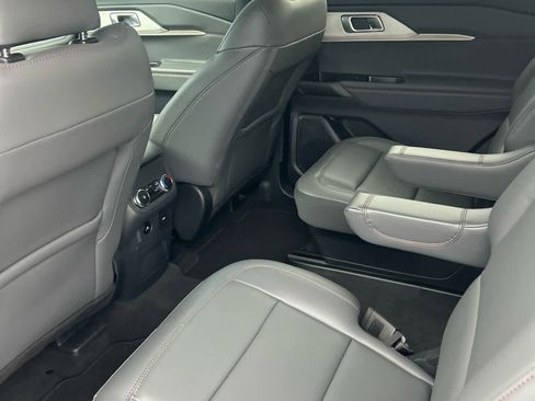 Used 2025 Ford Explorer Active w/ Active Comfort Package RWD image 6