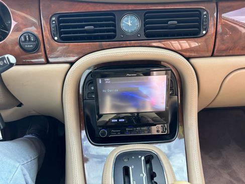 Used 2001 Jaguar XJ8 image 11