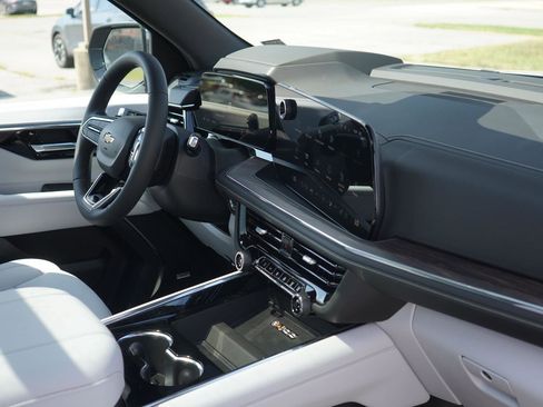 New 2025 Chevrolet Suburban Premier image 33