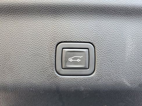 Used 2023 Cadillac Escalade Luxury image 9