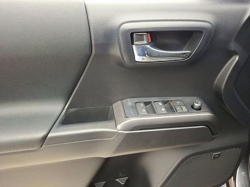 Certified 2017 Toyota Tacoma TRD Sport image 10