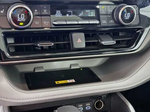 Used 2024 Toyota Highlander XLE FWD image 20