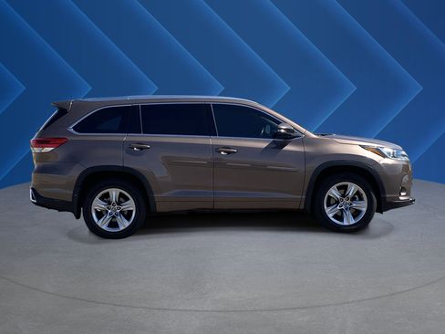 Used 2017 Toyota Highlander Limited w/ Carpet Mat Package AWD/4WD image 2