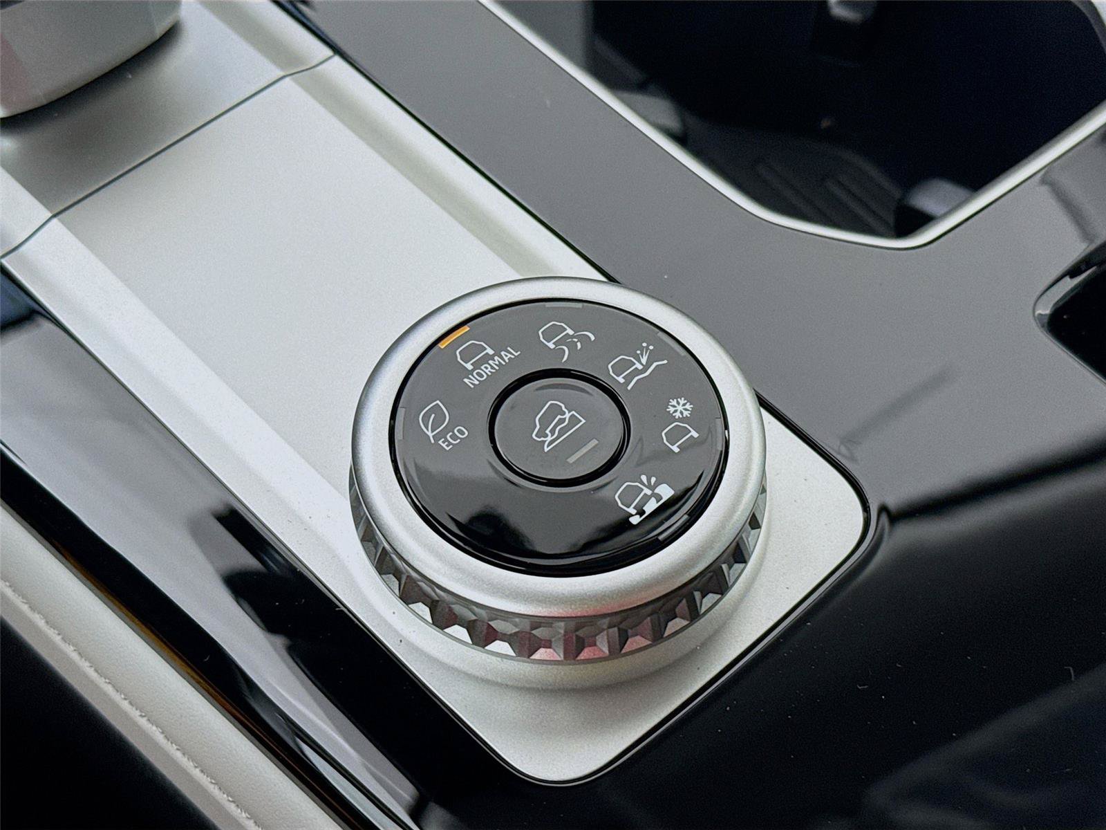 New 2026 Mitsubishi Outlander SE AWD/4WD image 12
