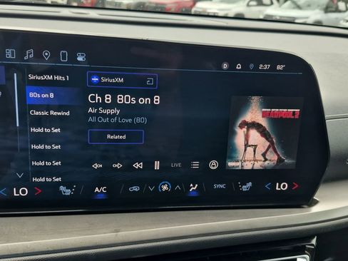 Used 2025 Chevrolet Traverse LT FWD image 16