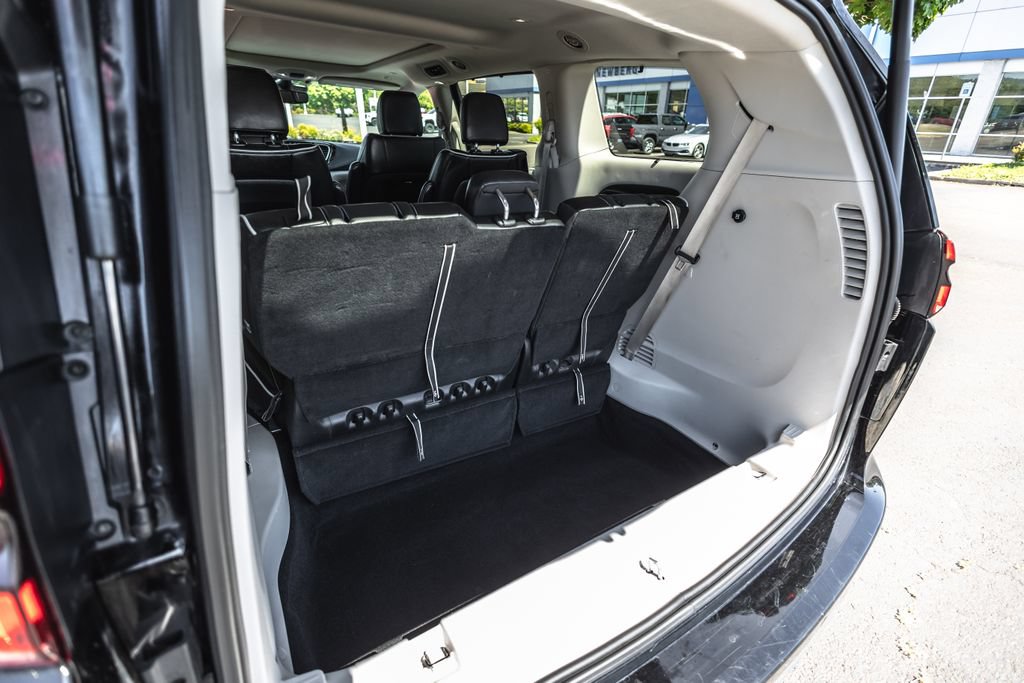 Used 2024 Chrysler Pacifica Limited FWD image 33