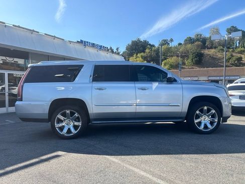 Used 2018 Cadillac Escalade ESV Luxury RWD image 4