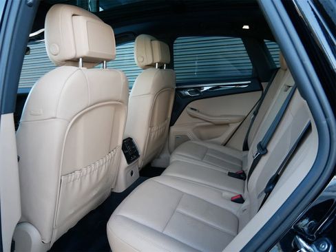 Used 2024 Porsche Macan image 11