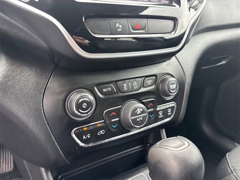 Used 2020 Jeep Cherokee Limited image 18