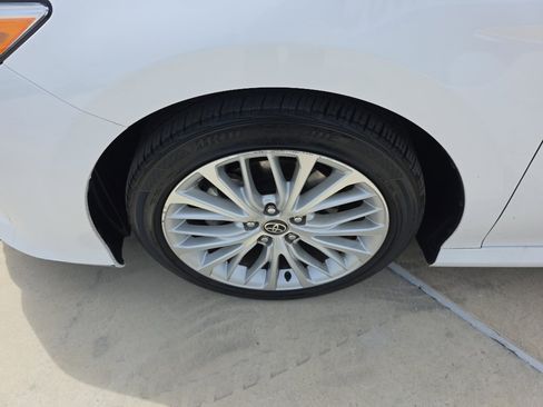 Used 2020 Toyota Camry XLE image 5