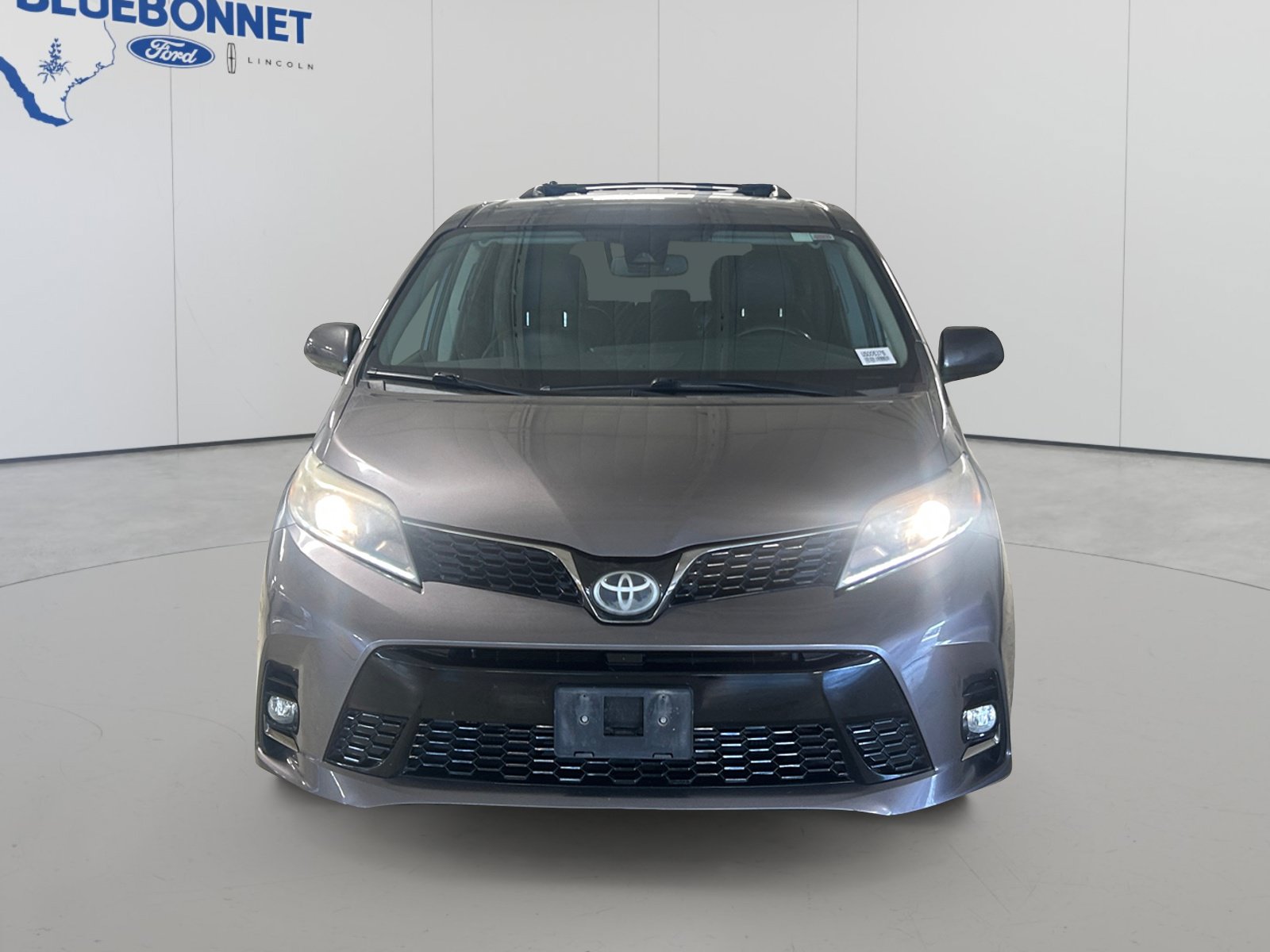 Used 2019 Toyota Sienna SE FWD image 2