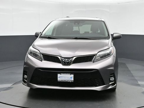 Used 2020 Toyota Sienna SE Premium image 2