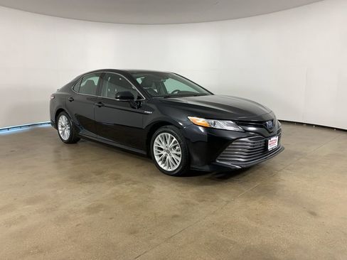Used 2020 Toyota Camry XLE FWD image 5
