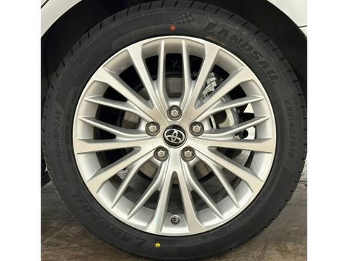 Used 2018 Toyota Camry XLE FWD image 11