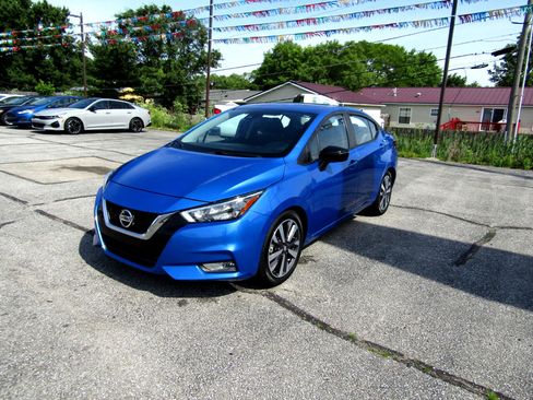 Used 2020 Nissan Versa SR w/ Convenience Package image 3