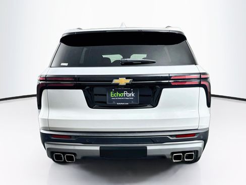 Used 2025 Chevrolet Traverse LT FWD image 7