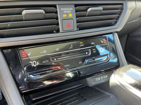 Used 2025 Volkswagen Jetta SE image 24