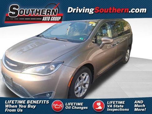 Used 2017 Chrysler Pacifica Touring-L w/ Tire & Wheel Group FWD image 1