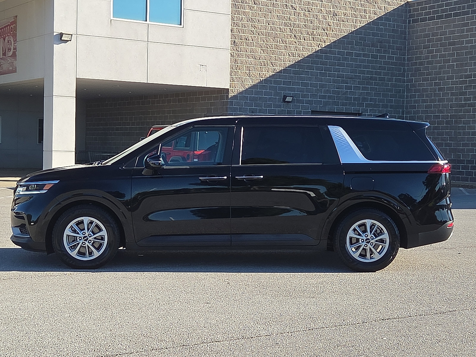 Used 2023 Kia Carnival LX FWD image 3
