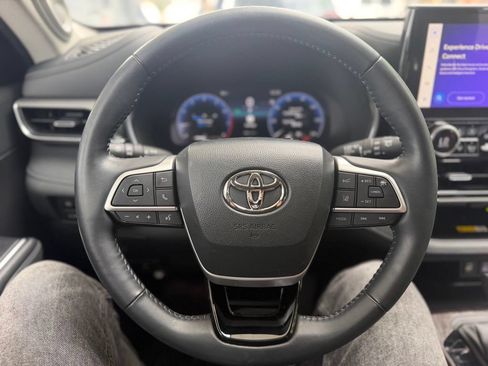 Used 2023 Toyota Highlander Platinum FWD image 6