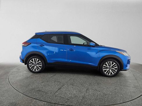 Used 2023 Nissan Kicks SV FWD image 2