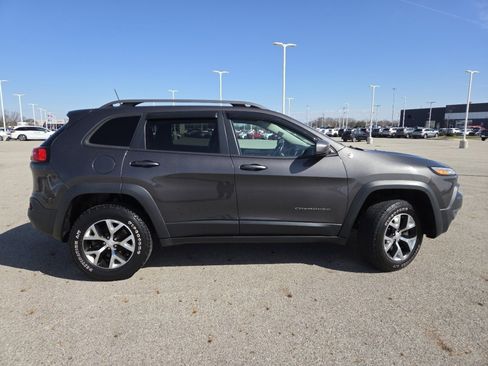 Used 2018 Jeep Cherokee Trailhawk w/ Cold Weather Group AWD/4WD image 18