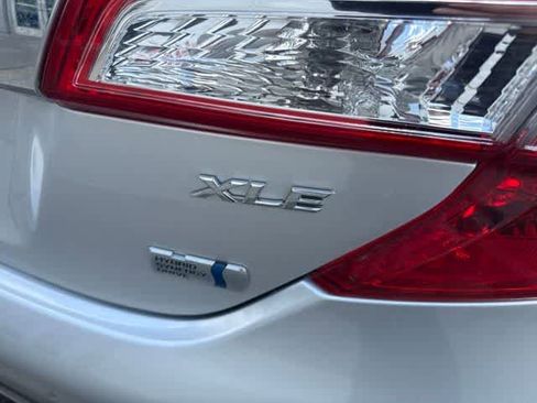 Used 2012 Toyota Camry XLE w/ Leather Pkg FWD image 4