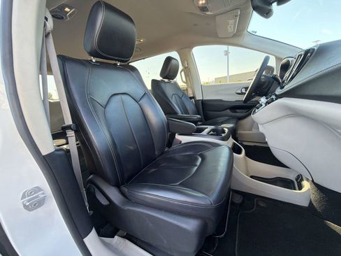 Used 2023 Chrysler Pacifica Touring-L FWD image 23