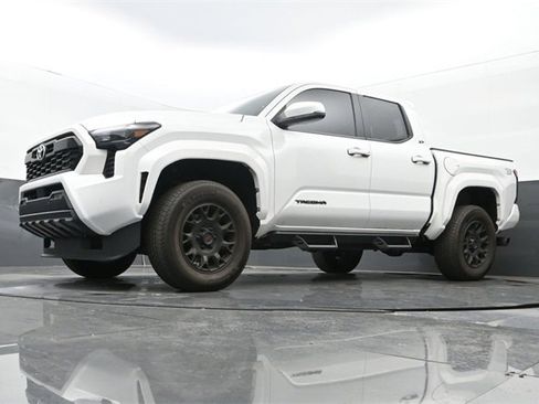 Used 2024 Toyota Tacoma TRD Sport w/ TRD Sport Upgrade Package image 12