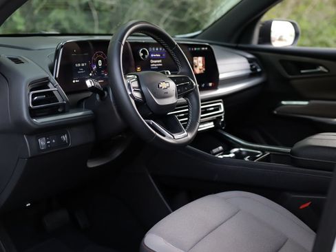 Used 2025 Chevrolet Traverse LT w/ Driver Confidence Package FWD image 9