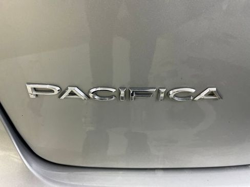 Used 2023 Chrysler Pacifica Touring-L image 60